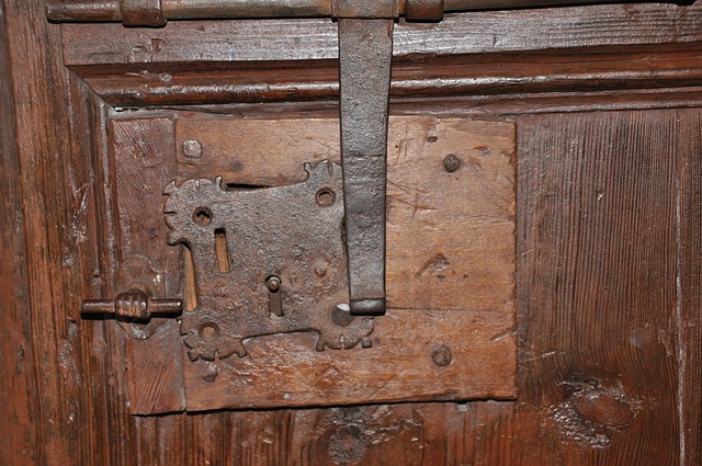 středověké masivní dveře