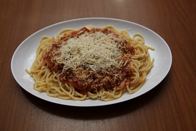 klasické boloňské špagety na bílém talíři