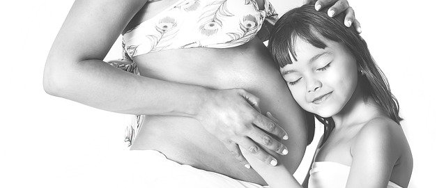 fotografie těhotné ženy a dcery